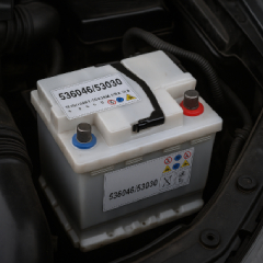 Стандартен оловно-киселинен акумулатор в двигателен отсек